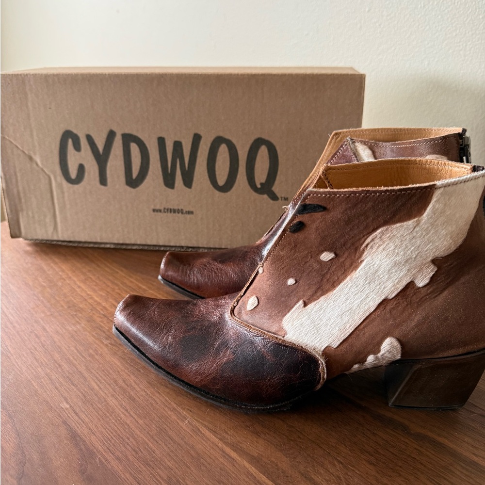 Cydwoq Brown and White Ankle Booties